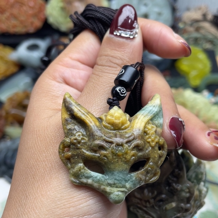 蛇纹石玉未镶嵌颈饰
