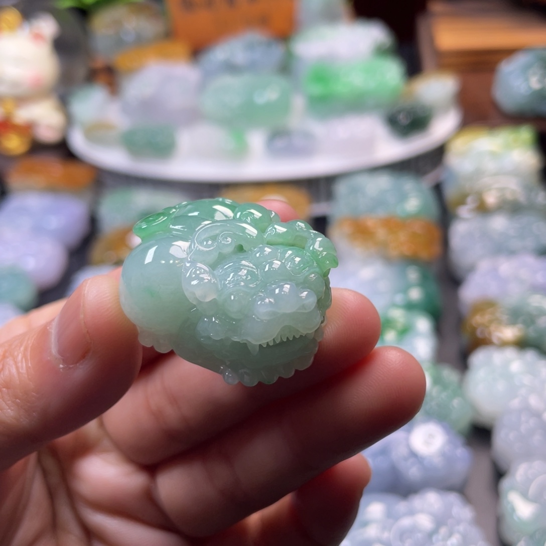 翡翠未镶嵌颈饰貔貅