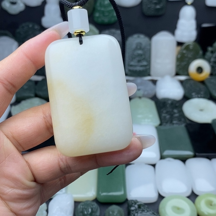 滨***产石英质玉未镶嵌颈饰