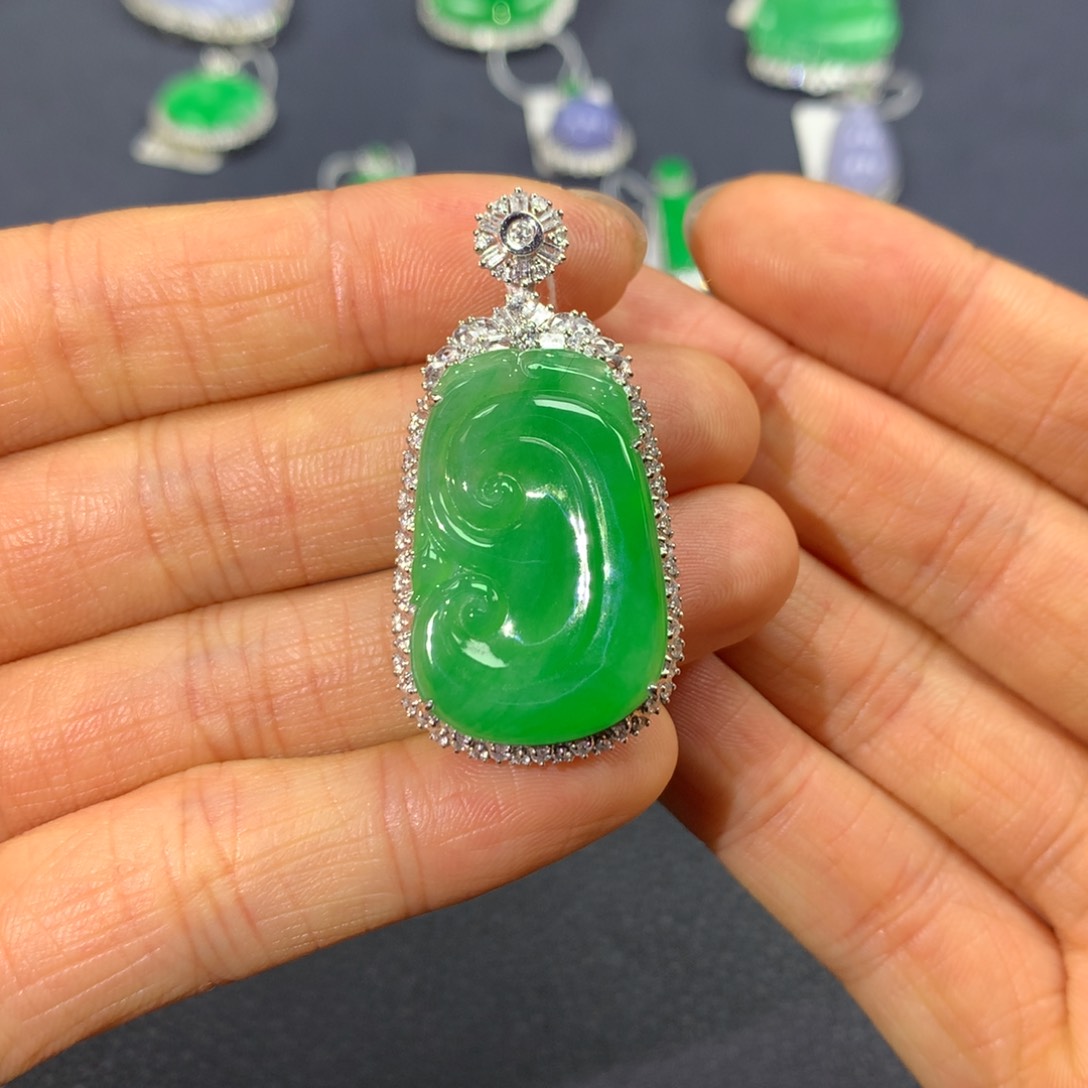 翡翠颈饰18K金镶嵌山***如翡翠