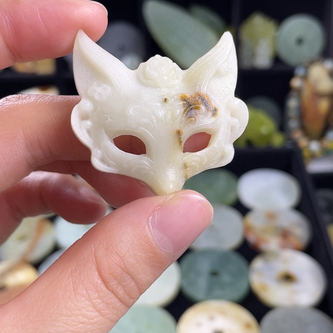 岫玉未镶嵌颈饰吊坠，两单起飞