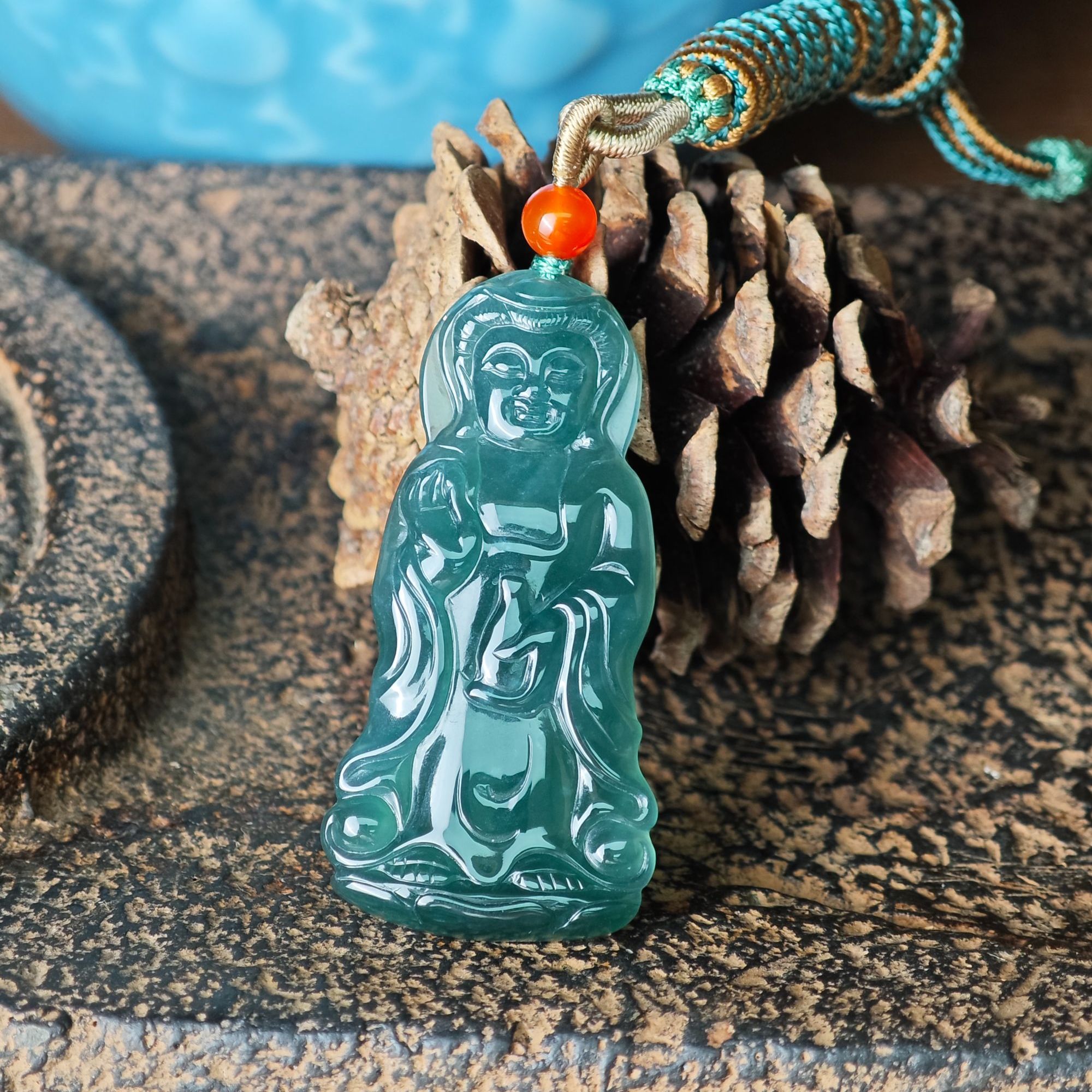 翡翠雕刻观音菩萨吊坠