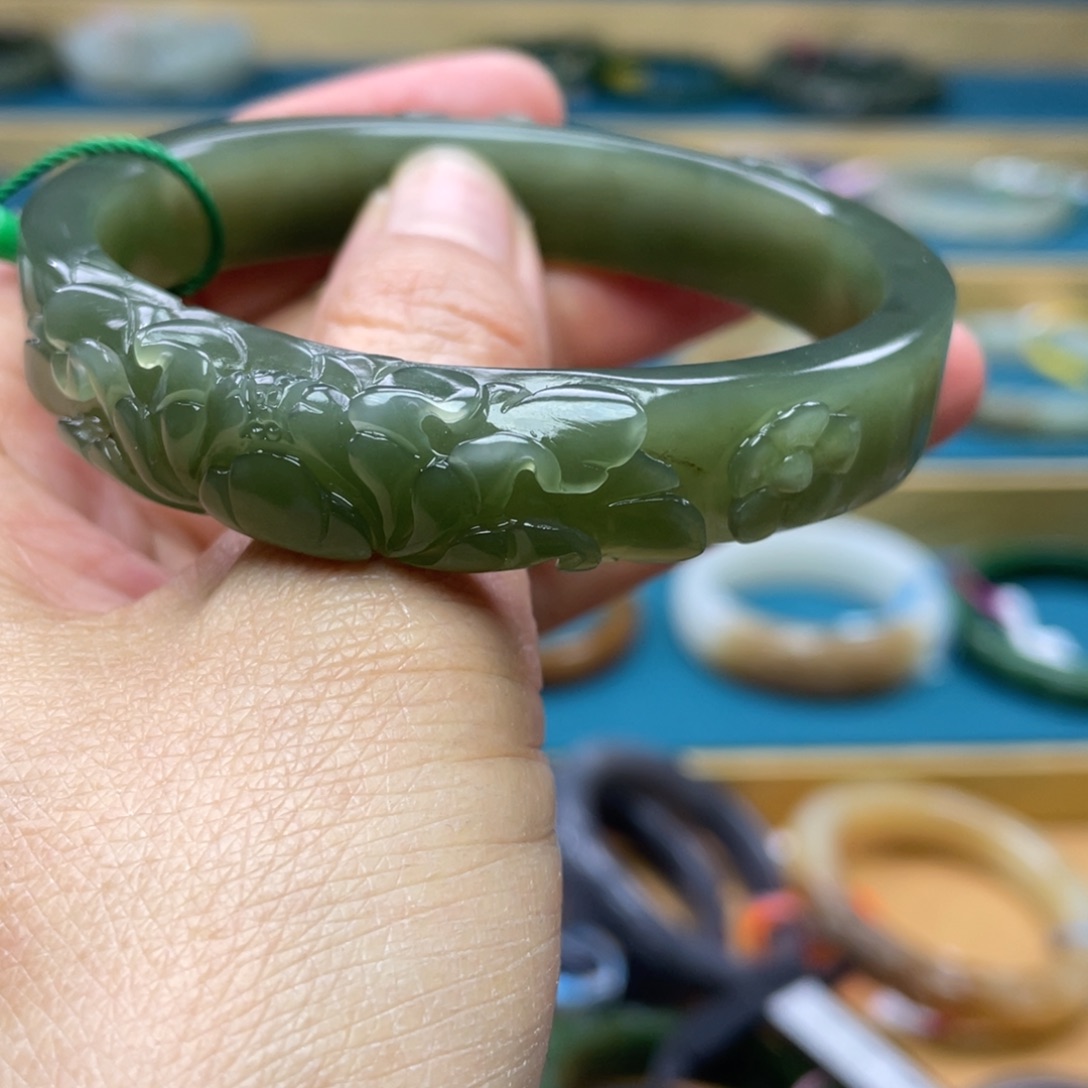 和田玉手镯57–56圈口。编号92未镶嵌