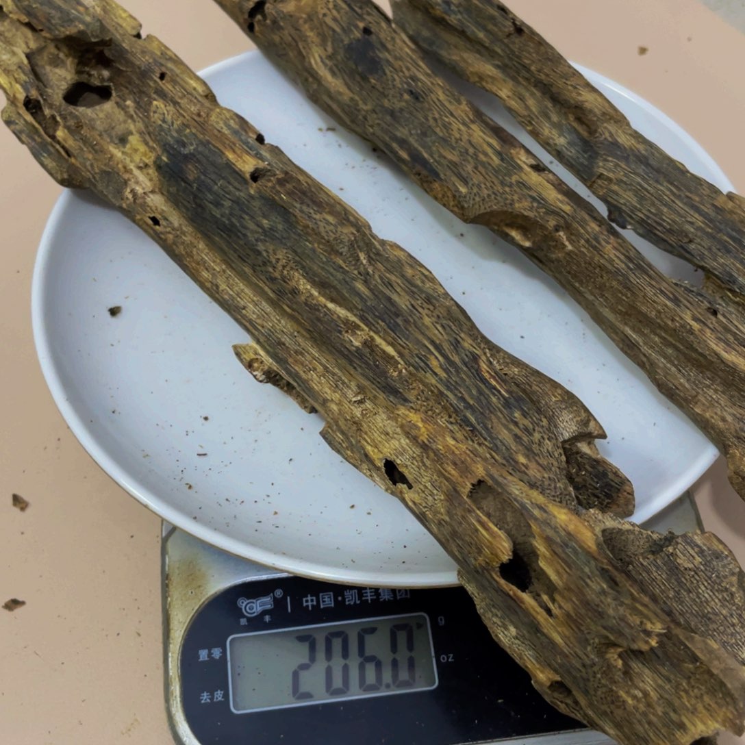 沉香木摆件牧*牧汝湖虫漏205克