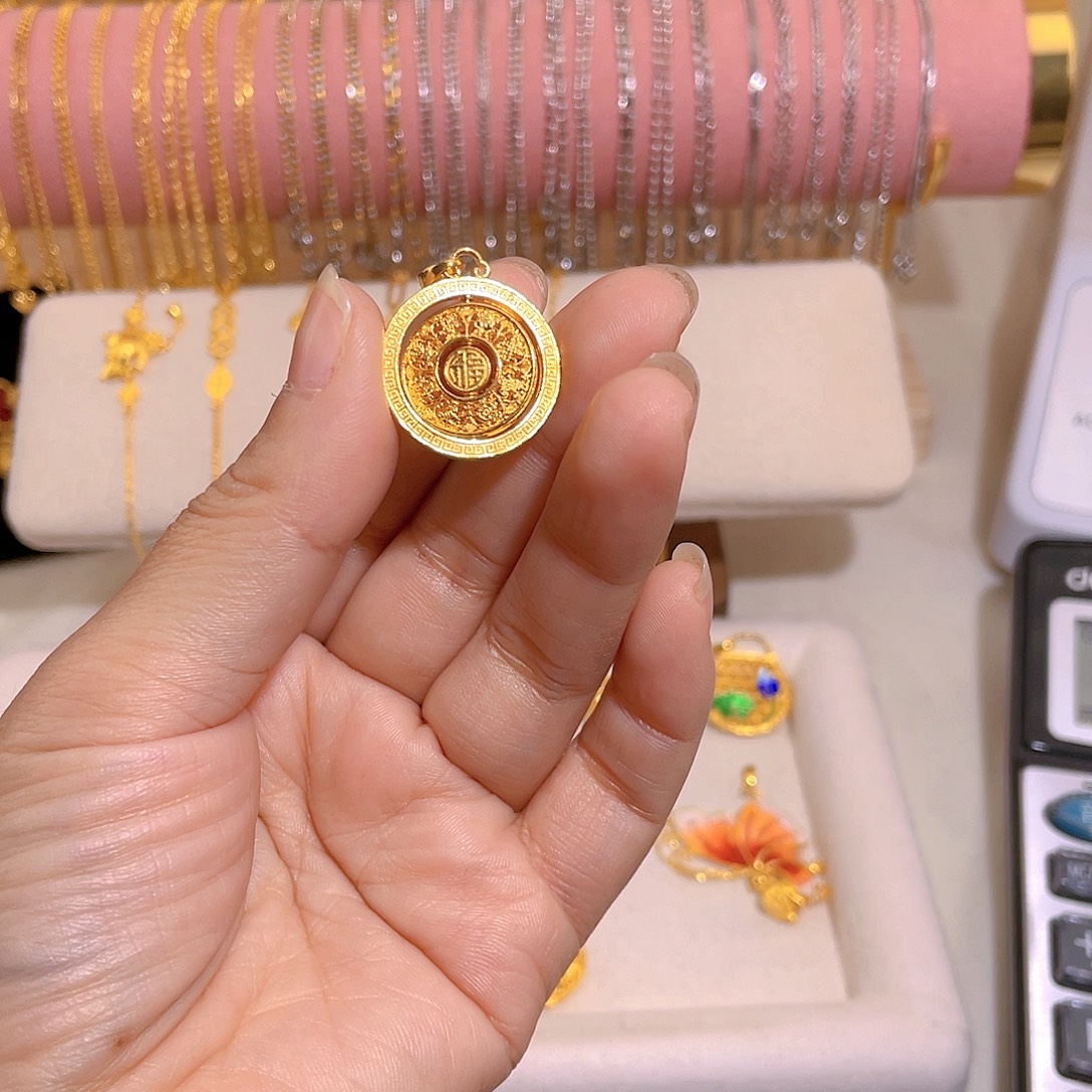 仲***梦露———八宝罗盘吊坠