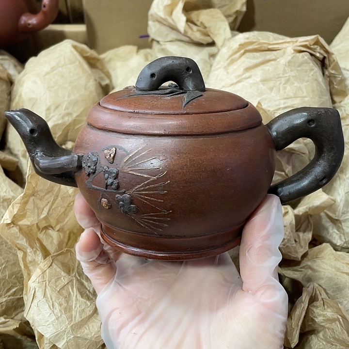 茶壶紫砂原矿泥料，手工制作一把紫砂壶。