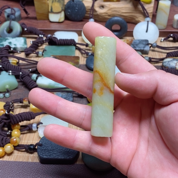 蛇纹石玉挂件未镶嵌好**7