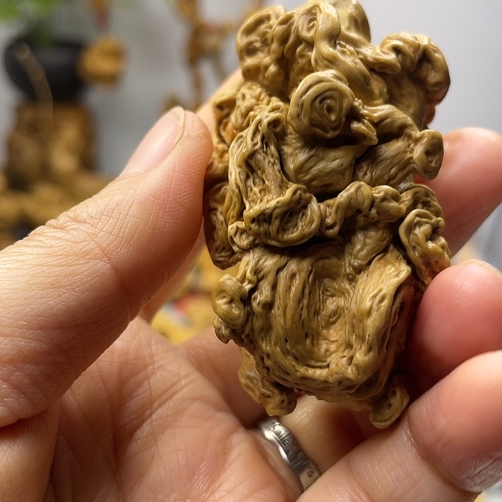 降龙木精品手把件