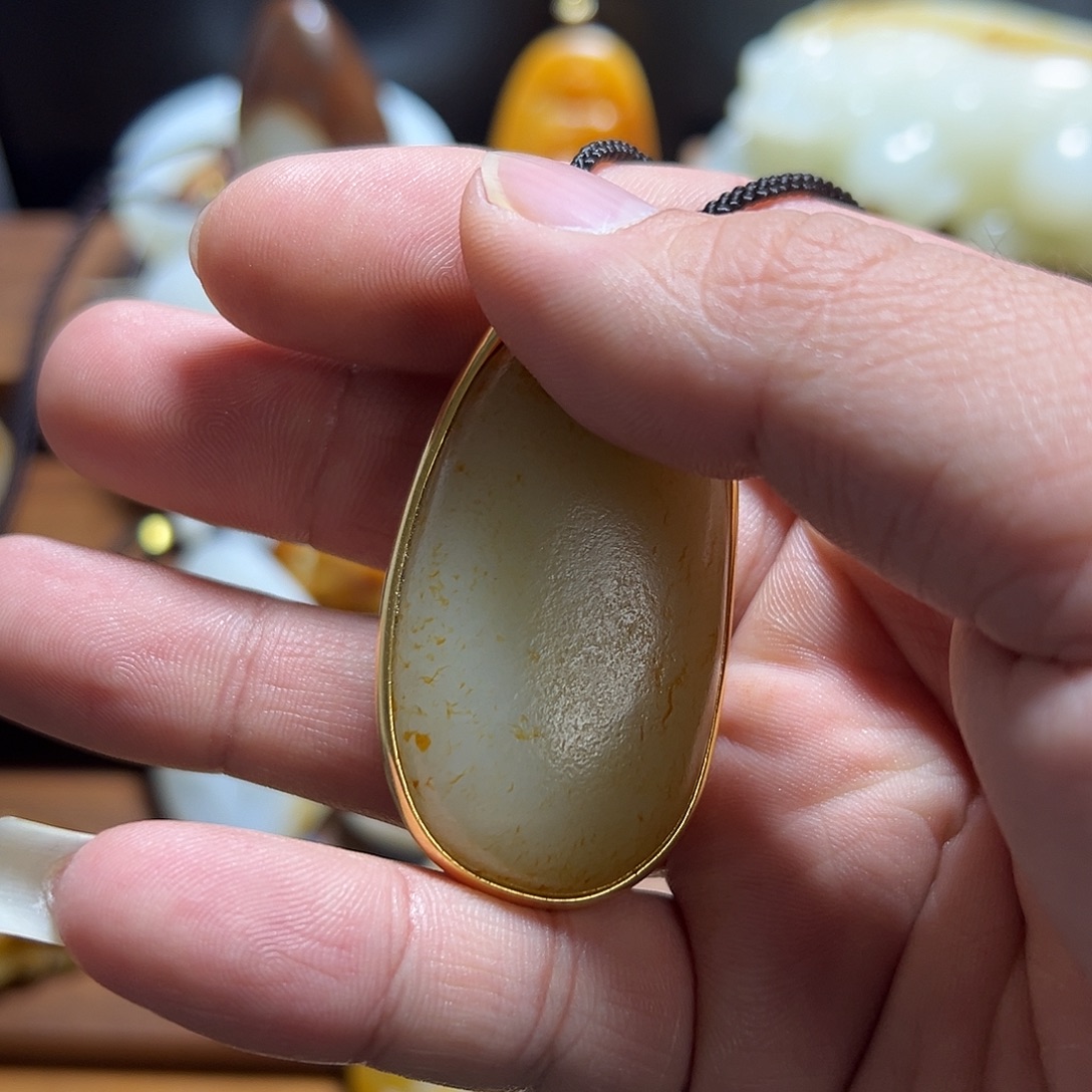 天***D和田玉18K金镶嵌颈饰