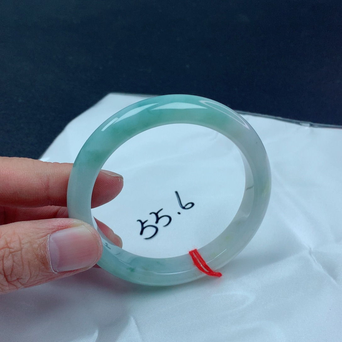 翡翠手镯未镶嵌翡翠手镯