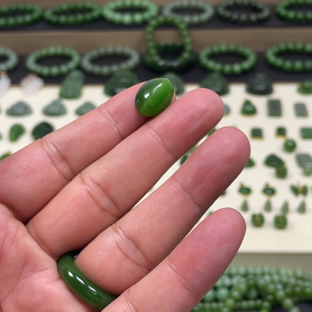 限***哥和田玉（碧玉）未镶嵌颈饰