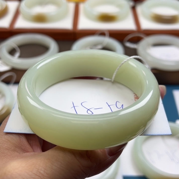 和田玉手镯未镶嵌