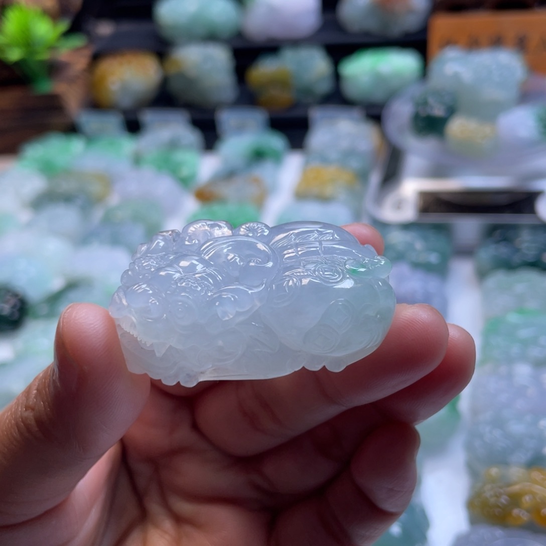 翡翠颈饰未镶嵌放****瓜貔貅