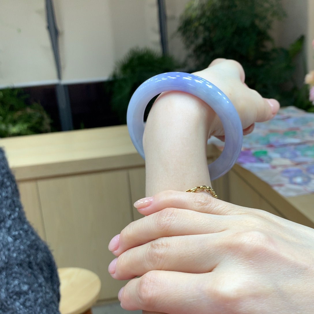 翡翠手镯未镶嵌不退不换