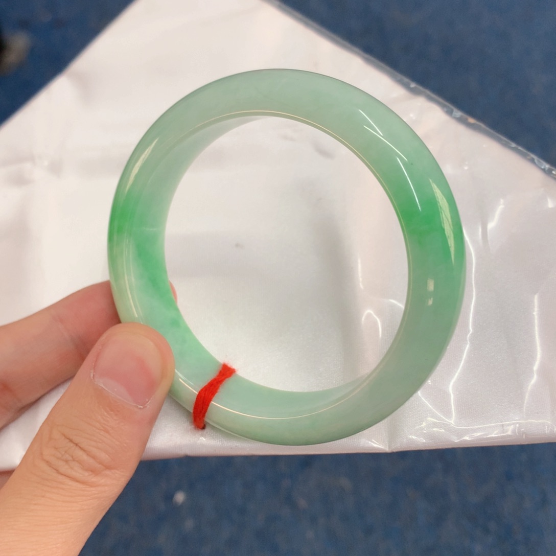 翡翠手镯未镶嵌翡翠