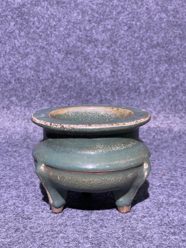 龙泉官窑三足炉少见