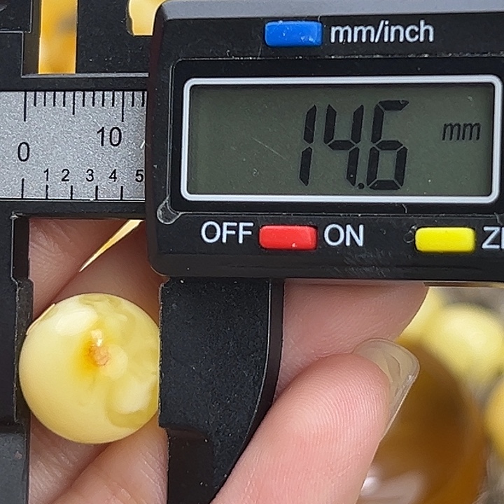 蜜蜡未镶嵌裸石微瑕80