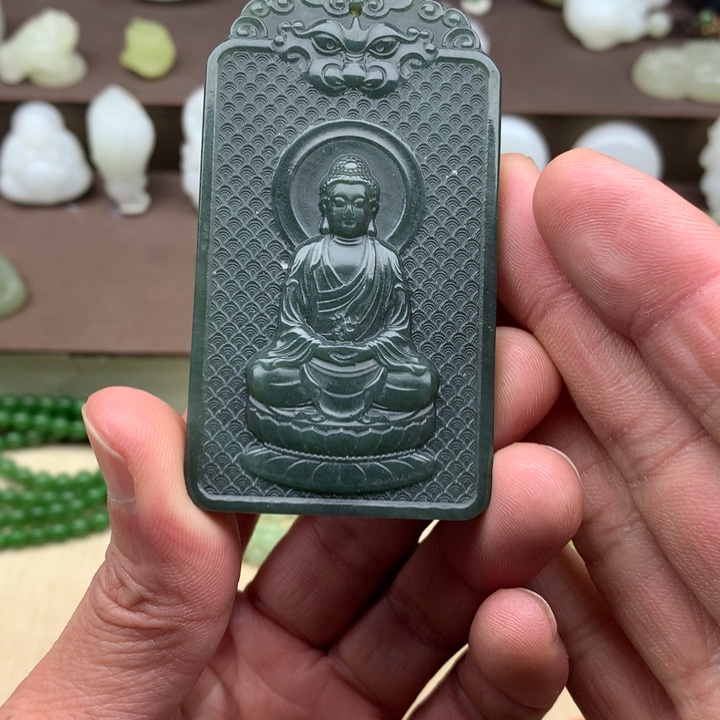 李***乐和田玉未镶嵌颈饰