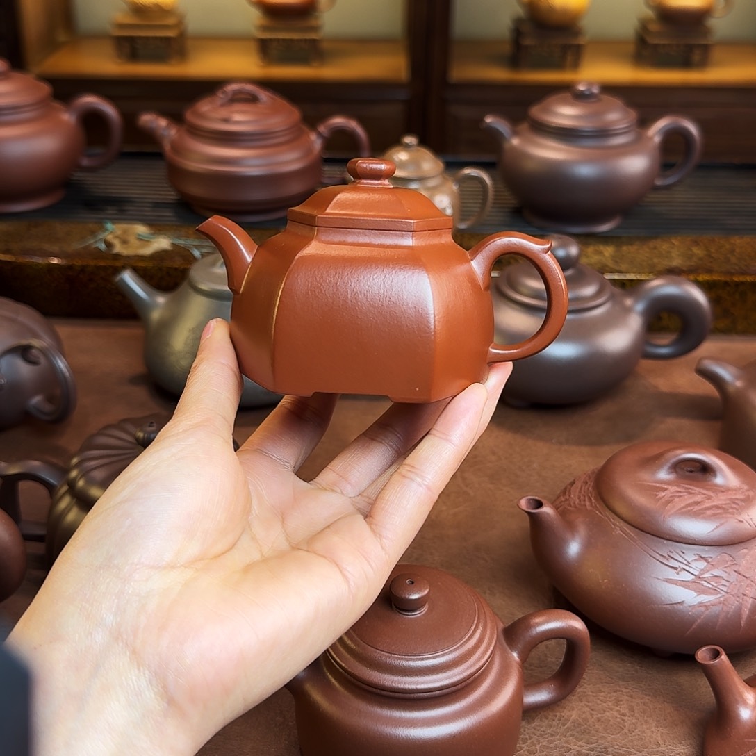 紫砂茶壶龙**族亮彩六方，朱泥