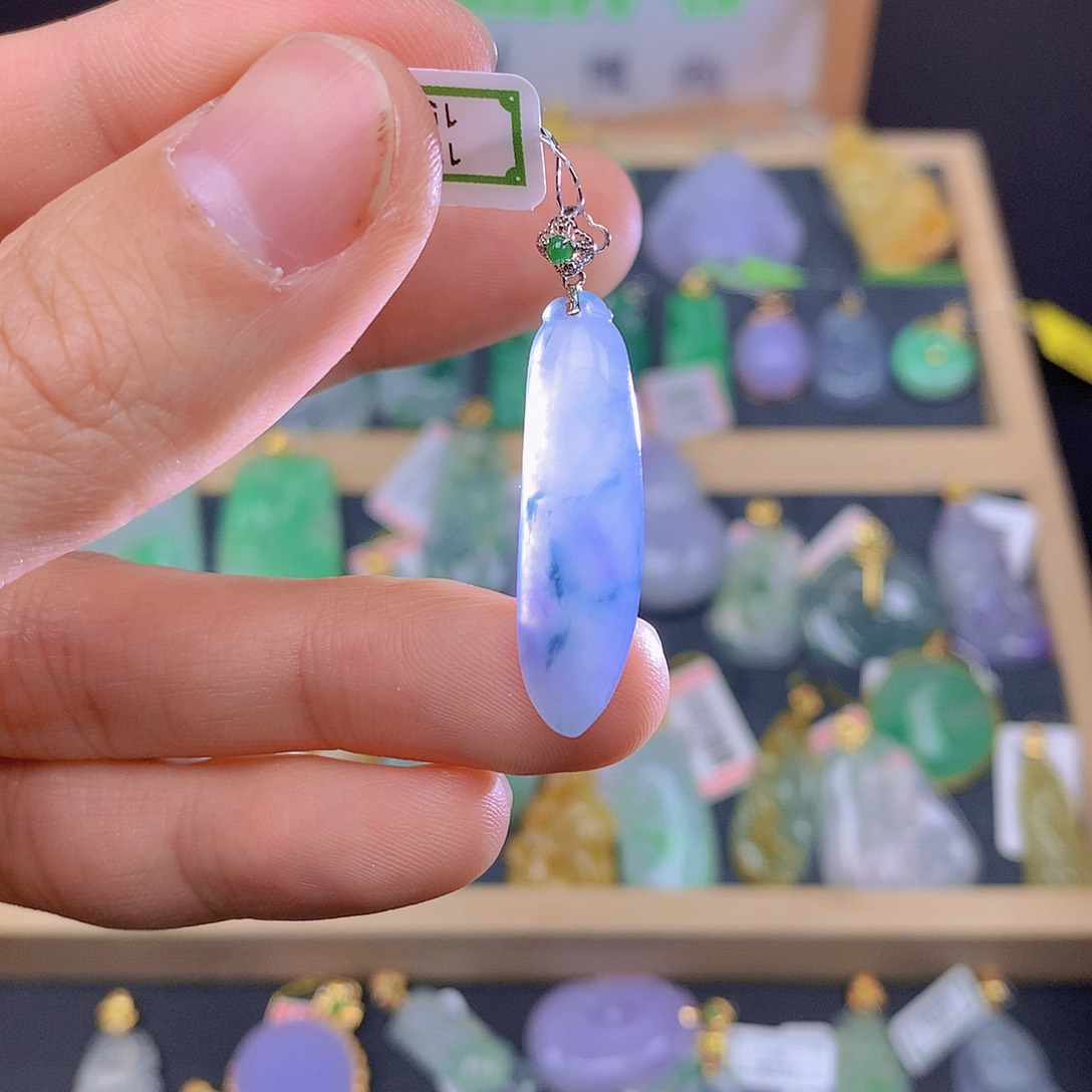 翡翠颈饰18K金镶嵌月**花翡翠