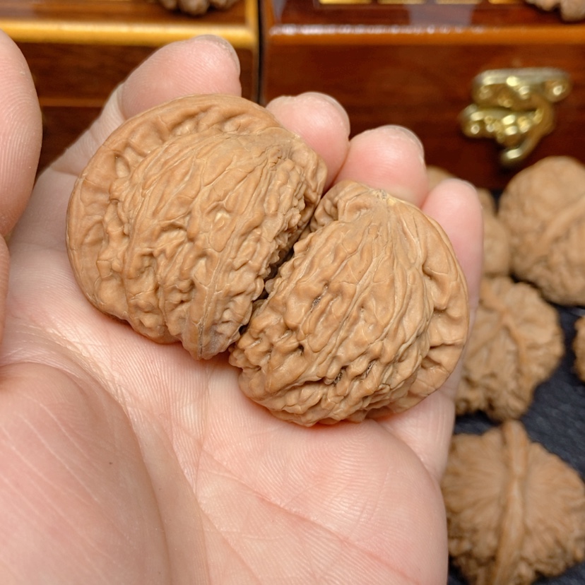 【闪购商品】文玩核桃吊坠阿*哥白狮子半壁