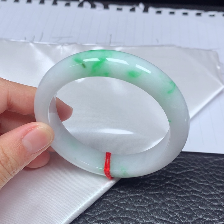 翡翠手镯未镶嵌。