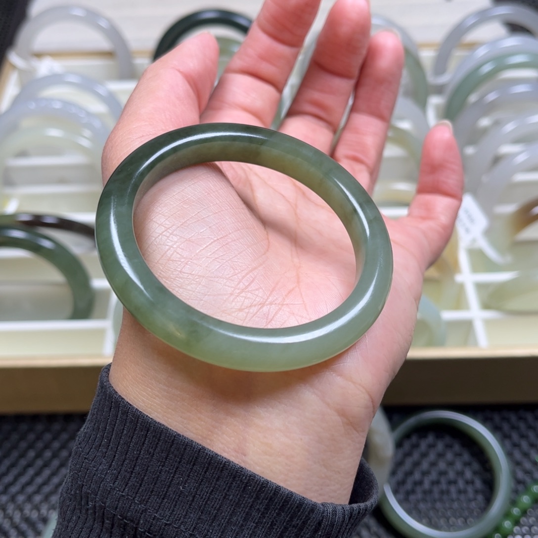 和田玉未镶嵌手镯52圈