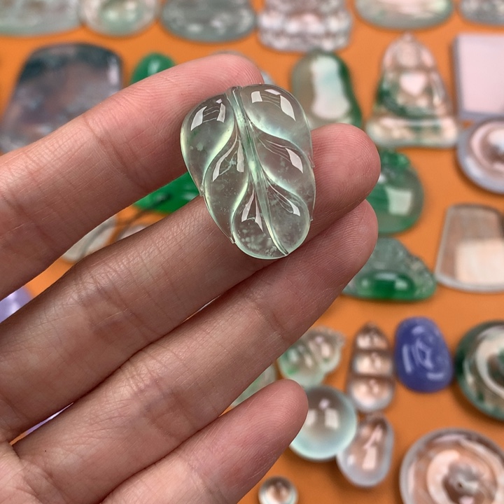 翡翠挂件未镶嵌..........