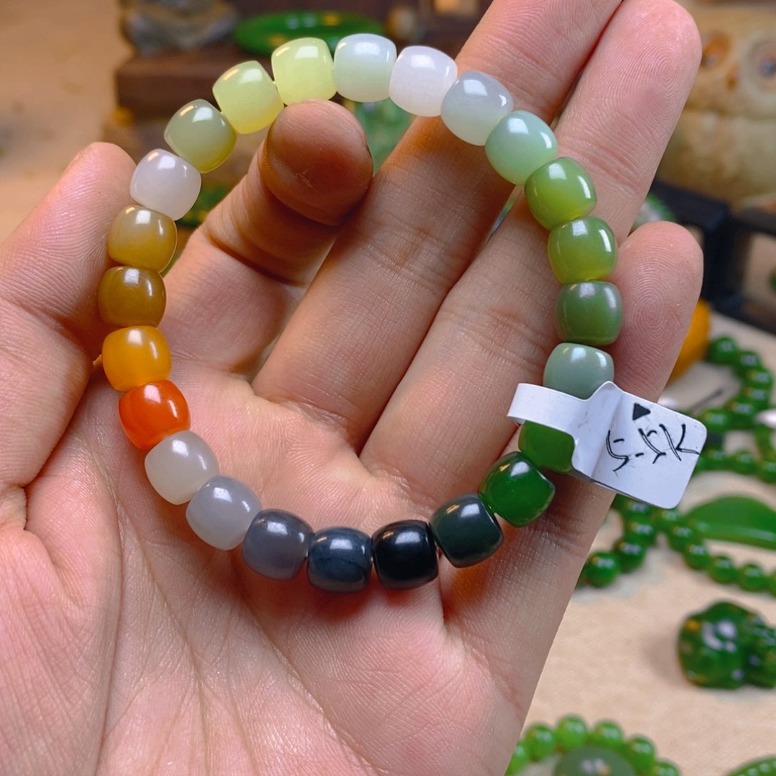 和田玉颈饰未镶嵌笑**?