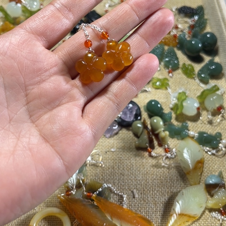 蛇纹石玉耳饰合金