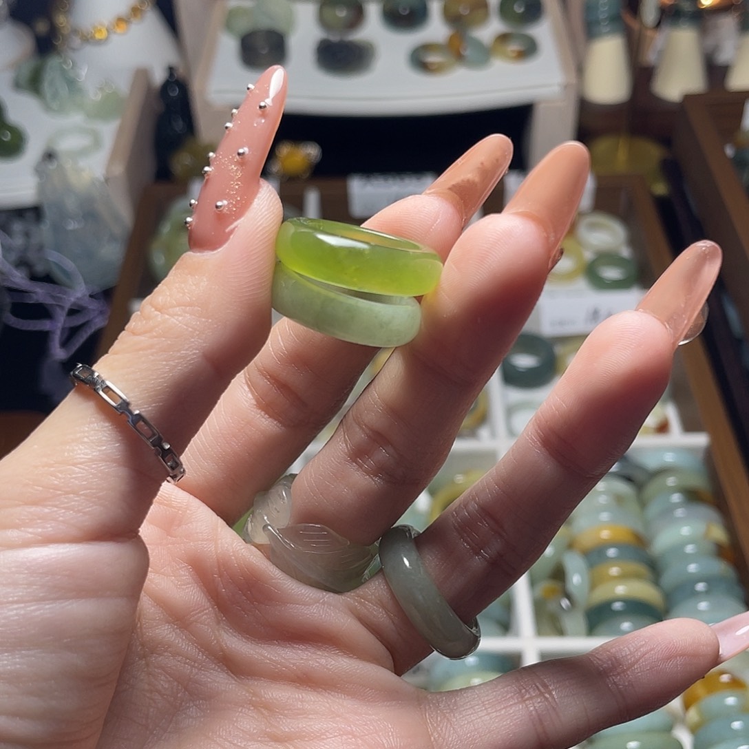 粗***生蛇纹石玉未镶嵌戒指微瑕