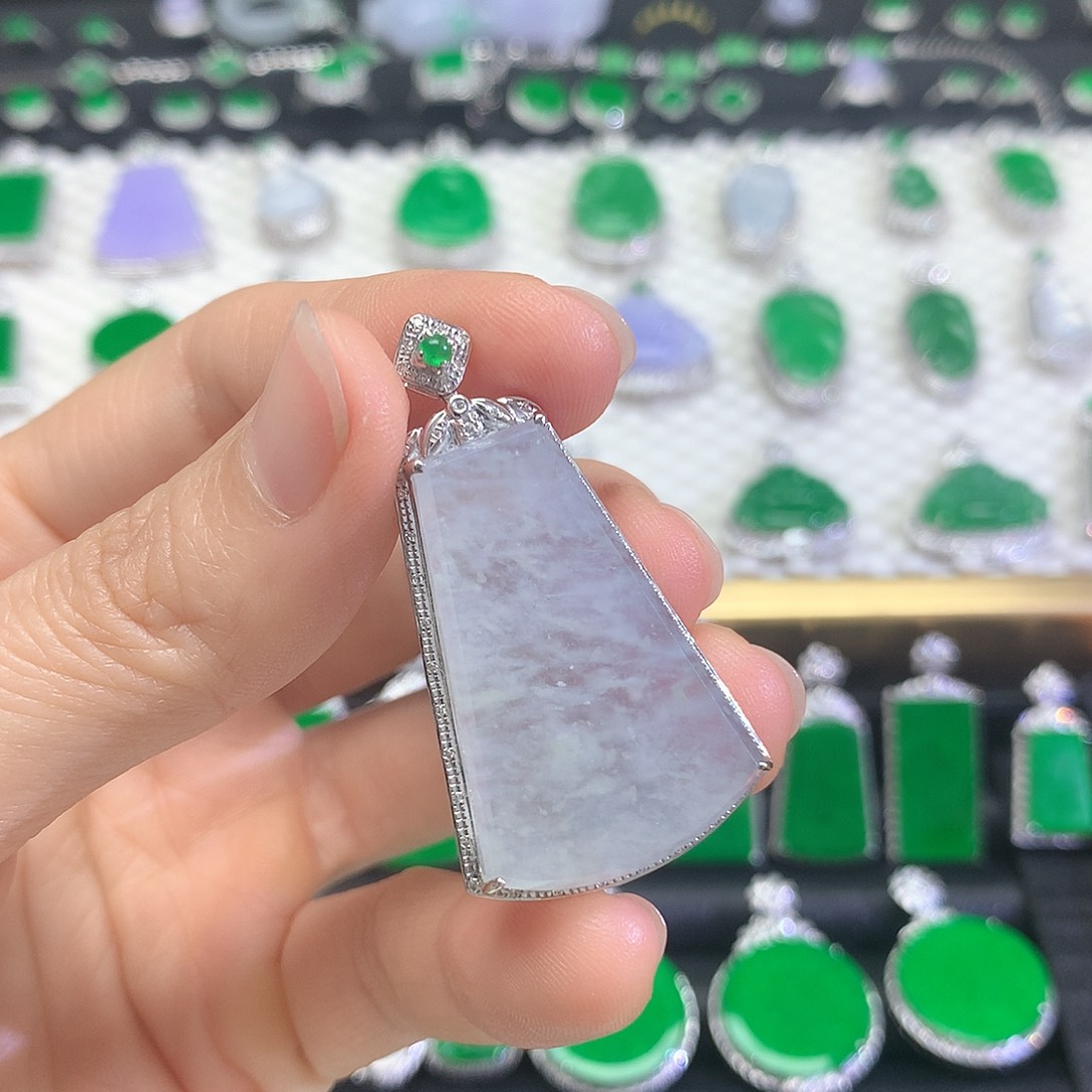 颈饰18K金镶嵌翡翠吊坠