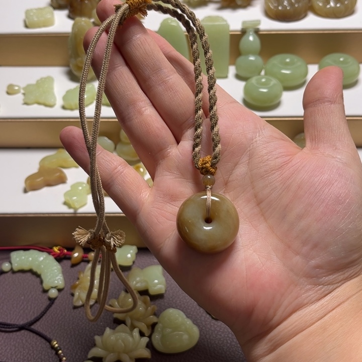 和田玉未镶嵌颈饰有暇，不退不换