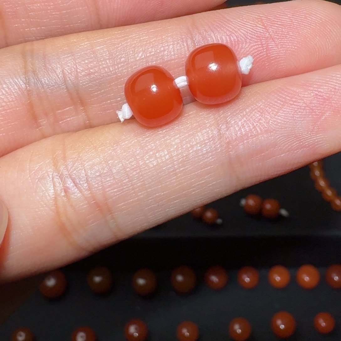 ᐝ***࿐南红玛瑙未镶嵌樱桃红老形对珠微纹8×7