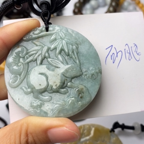 翡翠颈饰未镶嵌翡翠