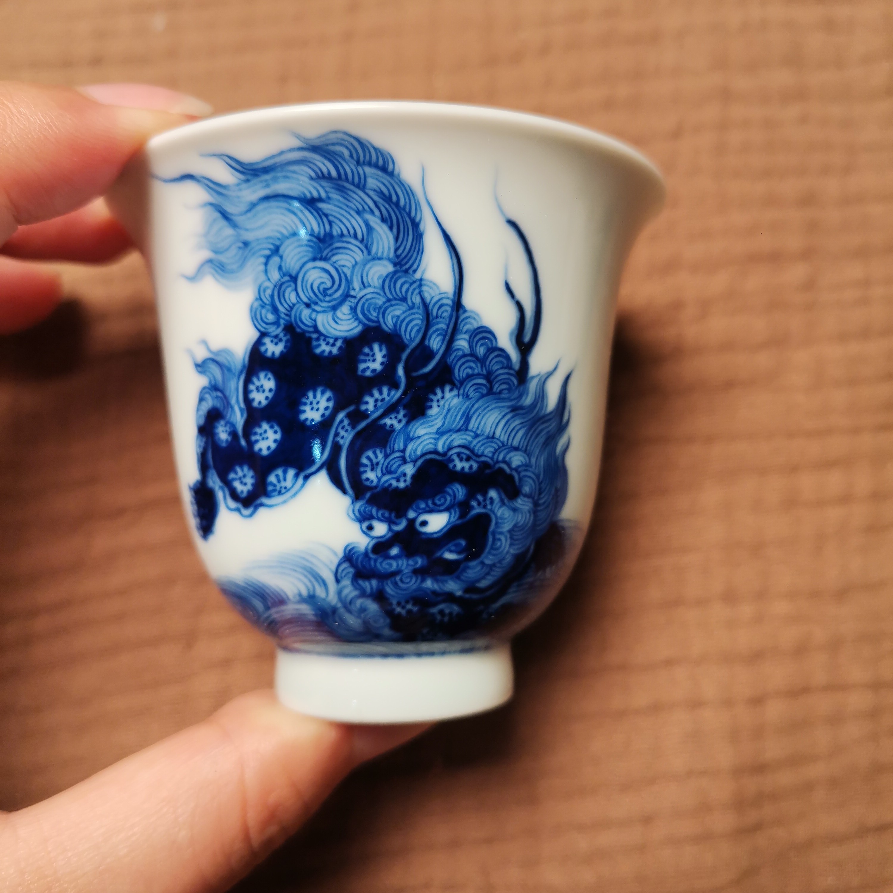 景德镇手绘狮子踏浪铃铛杯