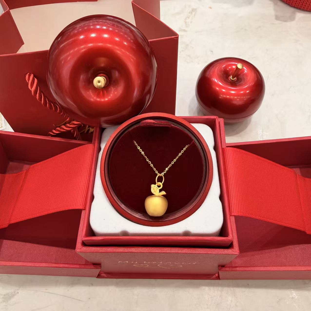 Chow Tai Seng/周大生足金苹果黄金吊坠时尚平安果女款磨砂古法9