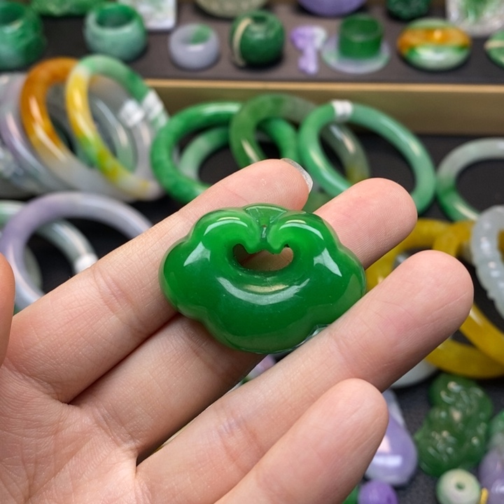 过***哥翡翠挂件未镶嵌翡翠