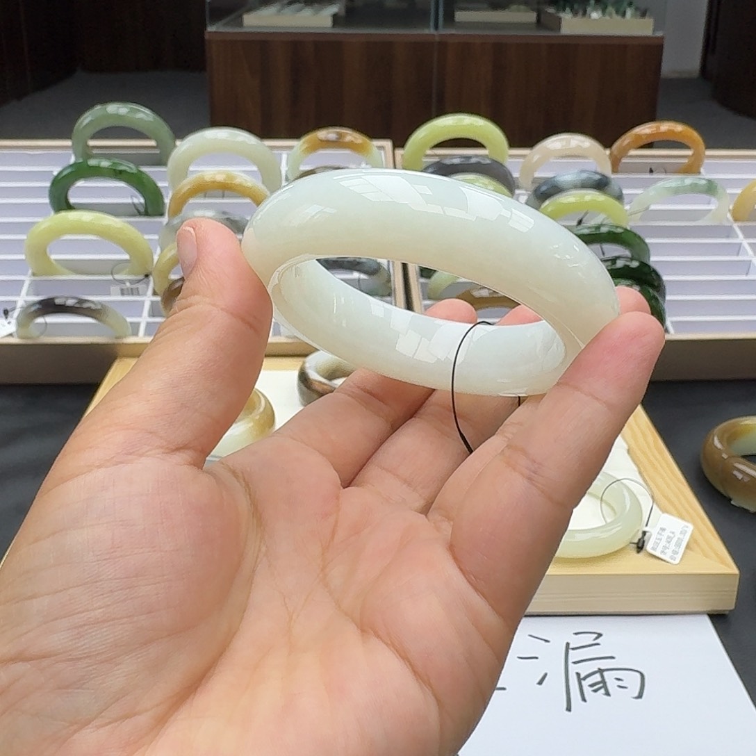 和田玉手镯未镶嵌