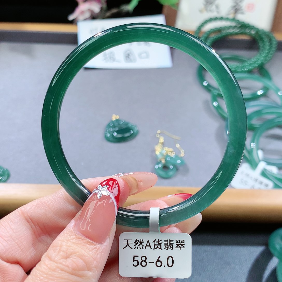 翡翠手镯（圆镯）未镶嵌