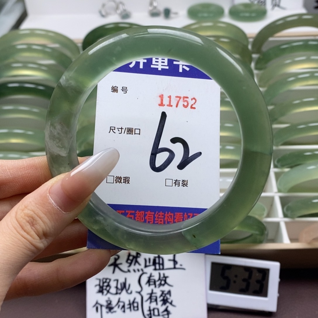 蛇纹石玉手镯未镶嵌