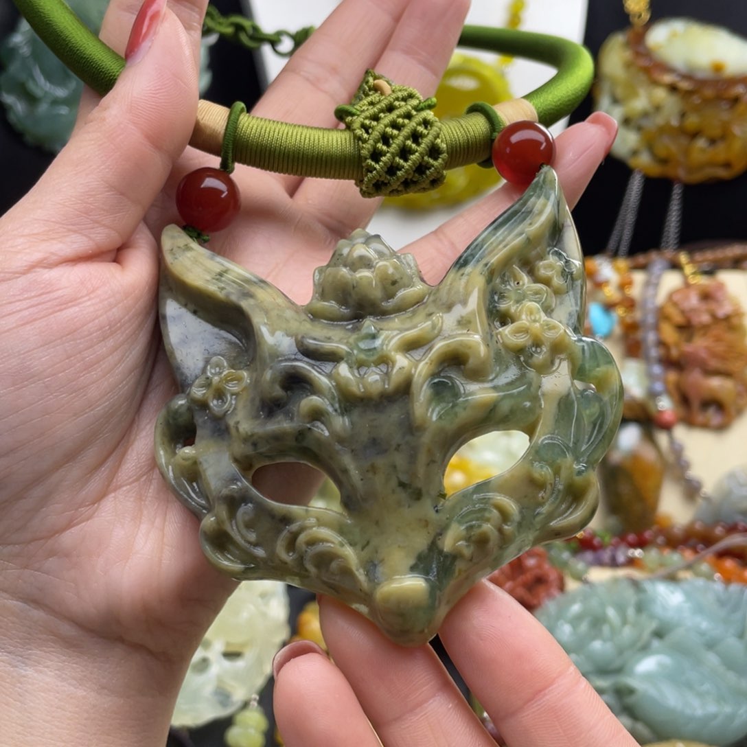 未镶嵌蛇纹石玉颈饰神*