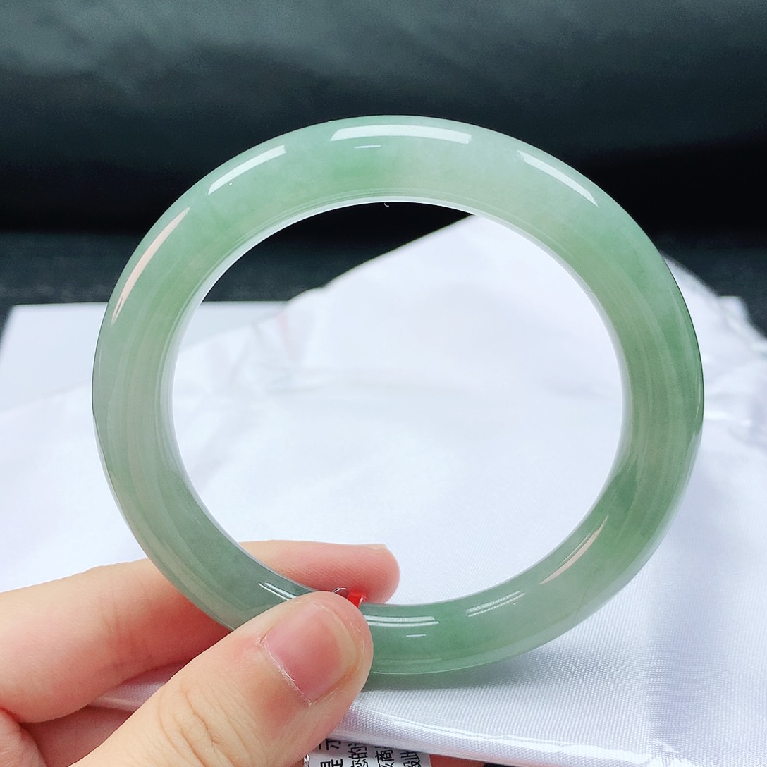 翡翠手镯未镶嵌54圈