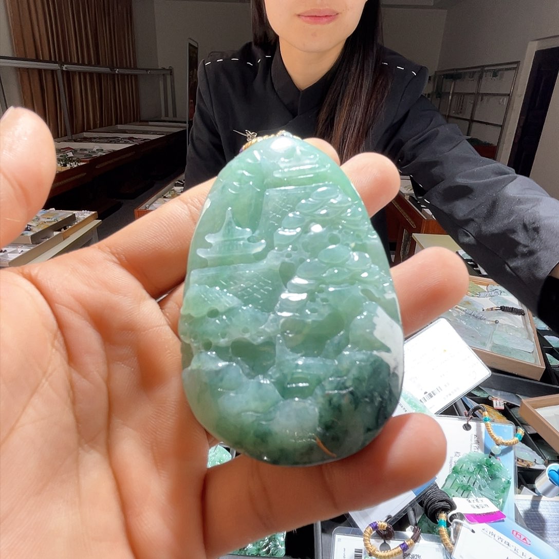 翡翠未镶嵌颈饰一