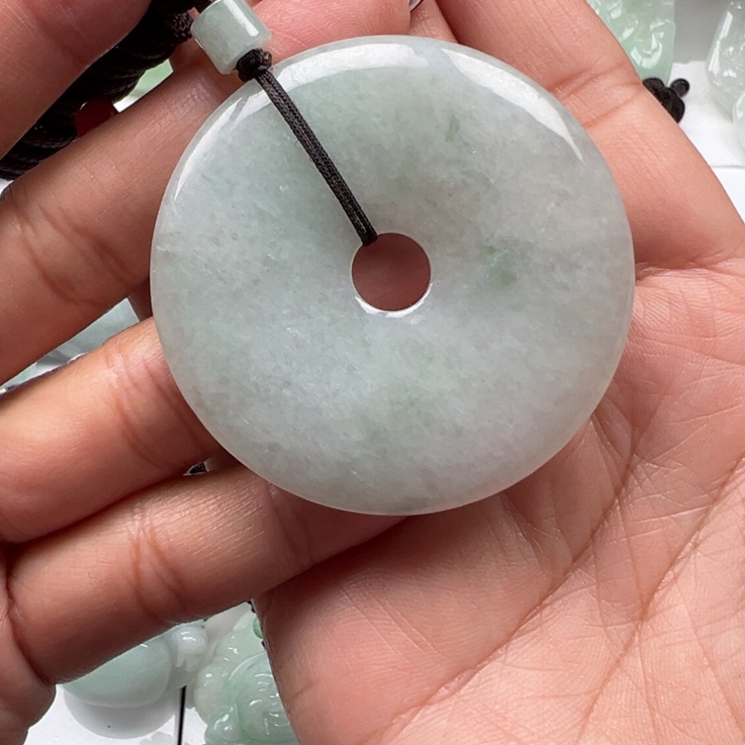 翡翠颈饰未镶嵌平安扣