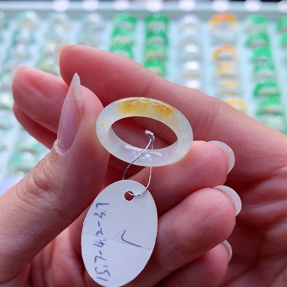 翡翠戒指未镶嵌哄**己10号