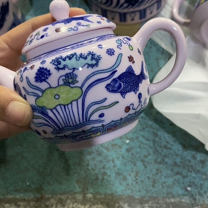 摆件陶红稀土斗彩鱼藻壶