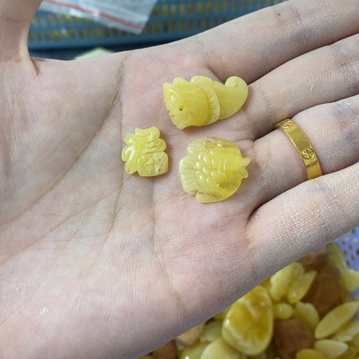 蜜蜡裸石未镶嵌吊坠