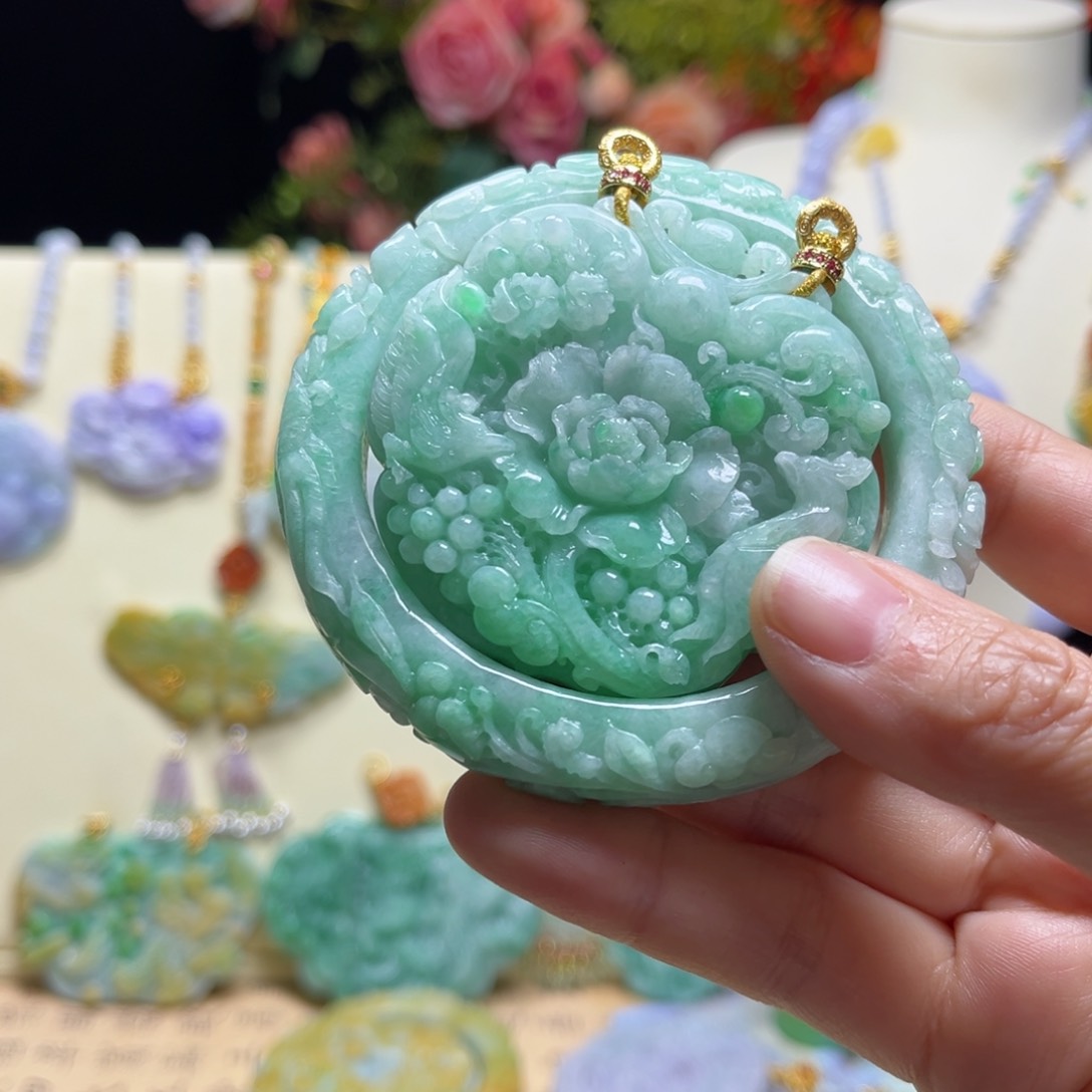 翡翠颈饰未镶嵌套镯