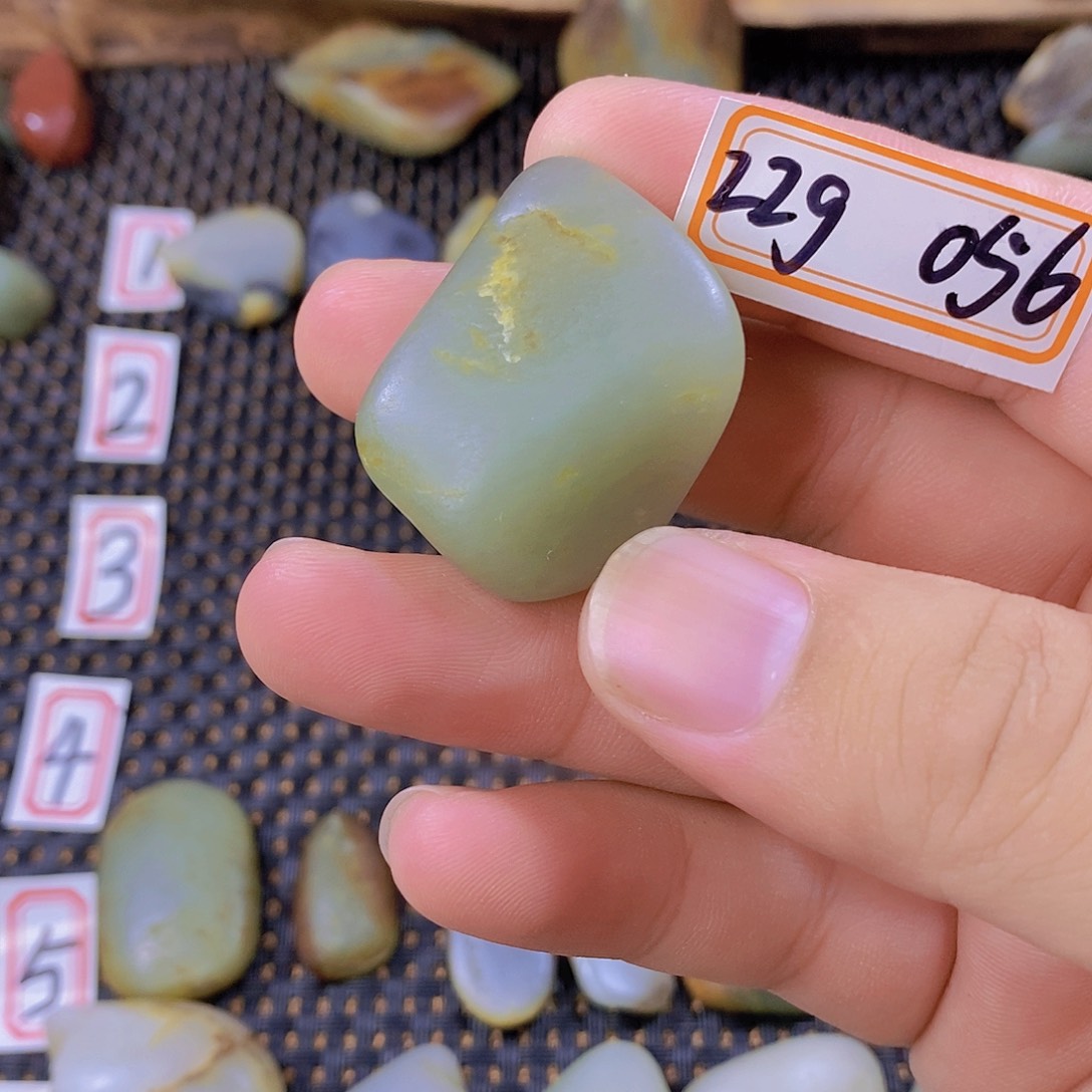 颈饰未镶嵌和田玉（糖玉）